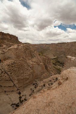 Dağlardan ve gökyüzünden oluşan duvar kağıdı bulutlu zemin kayalarla kaplı, manzara gün ışığıyla, turizm merkezi Latin Amerika 'da, doğal durum.