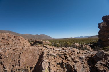 Güneşli bir gün, dağlık bir alan, kırsal bir alanda kayalar, açık gökyüzü manzaralar, duvar kağıtları.