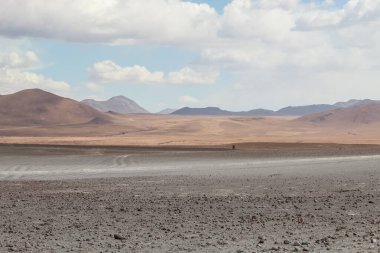 Gökyüzü ufku bulutlu toprak yol, duvar kağıdı gibi doğa, arka planda dağları olan turistik bir yerin güzelliği.