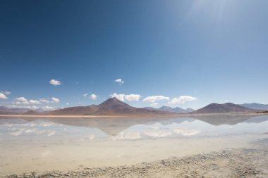 Görkemli dağ, göl ve gökyüzü bulutlu, Latin Amerika 'da güzel turistik yerler, gündüz duvar kağıtları, insanların olmadığı sessiz bir yer, doğal durum.
