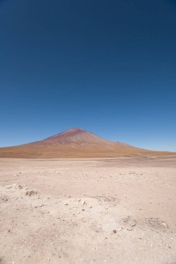 Çöl doğası, arka planda bulutlu bir dağ ve gökyüzü, çöl manzaralı doğal turizm merkezi, Latin Amerika 'da bir yer.