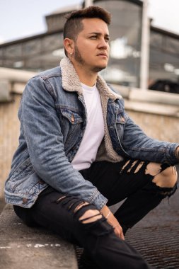 Kısa saçlı genç latin adama yaklaş günlük kıyafetler giy, erkek modelin portresi yüz detaylarıyla, güneşli bir gün