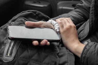 Cep telefonu tutan eller, Mobil aygıt dokunsal ekran detayları, bağlantı ve teknoloji