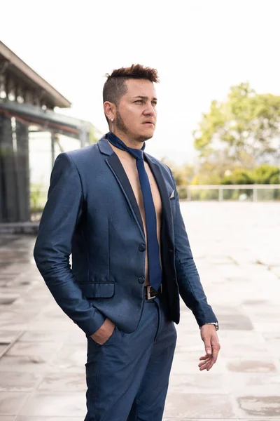 Jovem Latino Homem Com Cabelo Curto Usa Terno Azul Gravata — Fotografia de Stock
