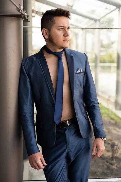 Elegante Jovem Homem Negócios Com Cabelo Curto Usa Terno Azul — Fotografia de Stock