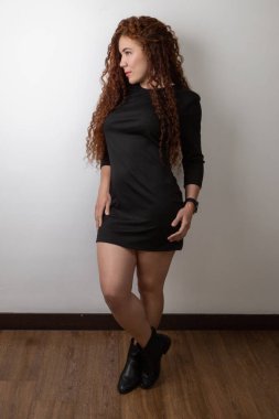 Stüdyoda poz veren çekici bir kadın model, at kuyruklu genç bir kadın, doğal makyajlı bir güzellik.