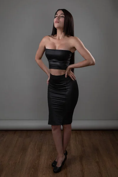 Atrakcyjna Szczupła Młoda Latynoska Kobieta Ubrana Eleganckie Czarne Ubrania Ujęcie — Zdjęcie stockowe