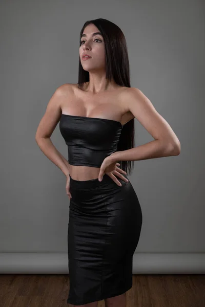 Detalles Hermosa Mujer Latina Delgada Joven Que Usa Ropa Elegante —  Fotos de Stock
