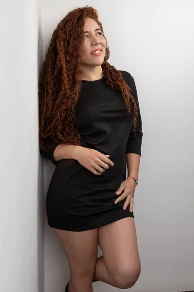 Posando Jovem Mulher Latina Modelo Feminino Com Cabelo Encaracolado Vermelho — Fotografia de Stock