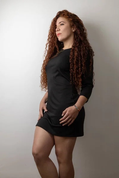 Натуральная Красота Молодой Латинской Женщины Длинными Вьющимися Волосами Детали Лица — стоковое фото