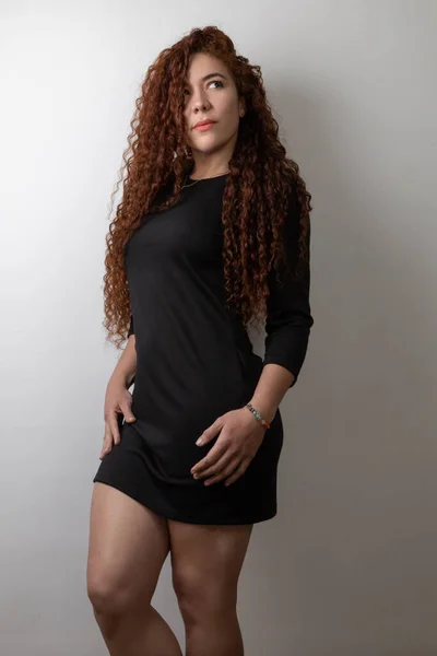 Modell Poserar Studio Ung Latinamerikansk Kvinna Med Långt Lockigt Hår — Stockfoto