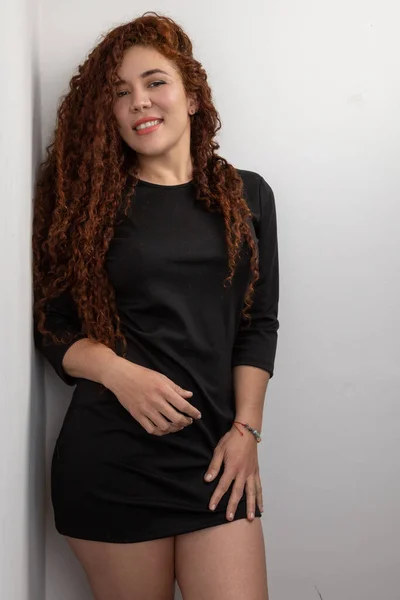 Primer Plano Modelo Posando Relajado Estudio Joven Mujer Latina Con — Foto de Stock
