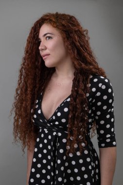 Uzun kıvırcık saçlı güzel bir Latin kadının yüzü doğal makyajlı bir güzellik stüdyoda genç bir insanın portresi.