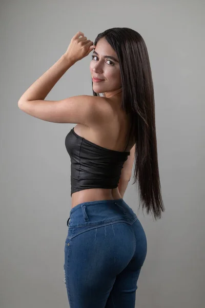 Hermosa Mujer Joven Con Pelo Liso Posando Pie Espalda Modelo — Foto de Stock