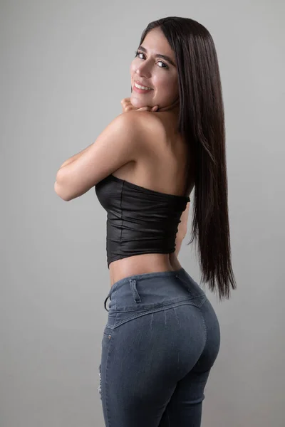 Estilo Casual Mujer Joven Con Pelo Liso Posando Pie Espalda — Foto de Stock