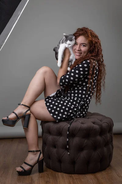 곱슬머리의 라시나 여성이 귀여운 집고양이는 드레스와 고양이 — 스톡 사진