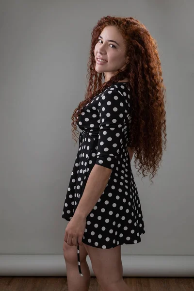 Όμορφο Λατινικό Γυναικείο Μοντέλο Μακριά Σγουρά Μαλλιά Φορούν Casual Print — Φωτογραφία Αρχείου