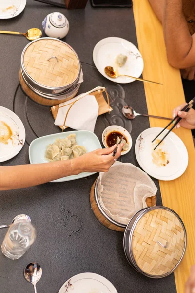 在饭桌上分享美味的亚洲食物 厨房用具如筷子 健康的传统食物 — 图库照片