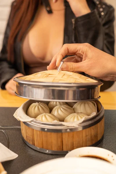 用饺子掀开传统锅盖 准备在餐馆里吃的健康食品 亚洲传统食品 — 图库照片