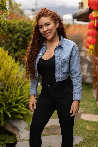 Mladá Žena Modelka Neformálním Oblečení Dne Životní Styl Latinské Ženy — Stock fotografie