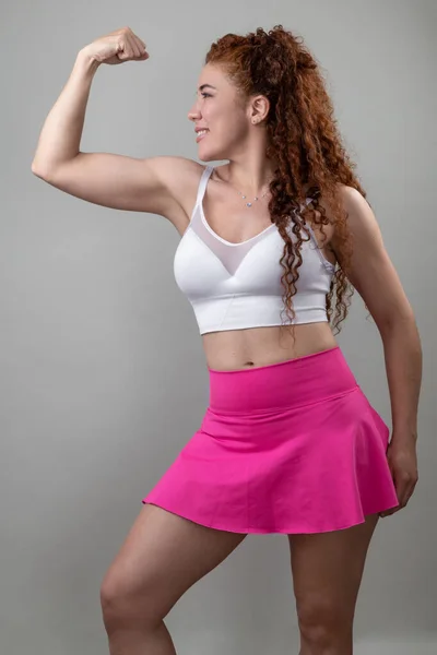 巻き毛の若い女性の筋肉の腕は スポーツウェアを身に着けています ラテンモデルの自然の美しさ 運動とウェルネス 健康的な生活 — ストック写真