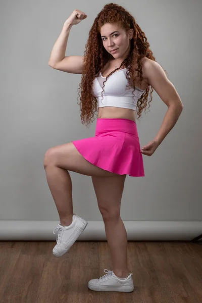 Show Arm Spier Jonge Vrouw Met Krullend Haar Draagt Sportkleding — Stockfoto