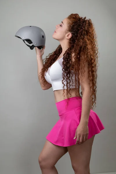 자전거 곱슬곱슬 머리의 여성의 초상화 스커트와 윗옷을 운동화 스튜디오에서의 과젊은 — 스톡 사진