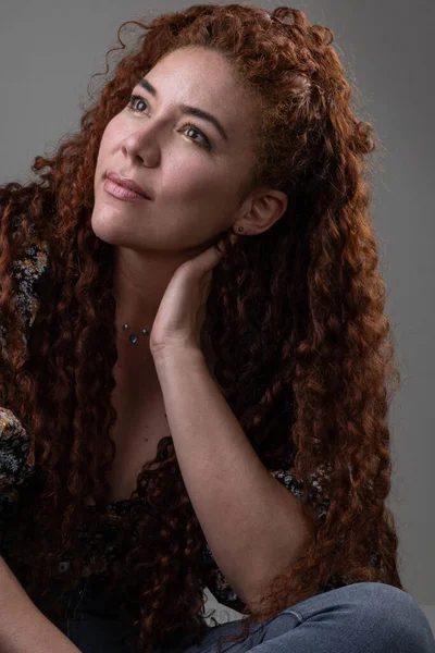 Портрет Красивой Молодой Женщины Вьющимися Рыжими Волосами Природная Красота Женщины — стоковое фото