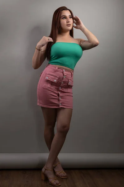 Retrato Corpo Inteiro Bela Jovem Mulher Vestindo Top Verão Saia — Fotografia de Stock