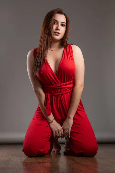 Model Feminin Pozând Genunchi Într Salopetă Roșie Femeie Tânără Păr — Fotografie, imagine de stoc