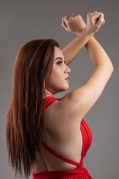 Posando Con Los Brazos Cruzados Mostrando Espalda Una Mujer Joven —  Fotos de Stock
