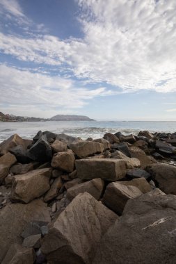 Sahildeki kayaların ayrıntıları arka planda doğal manzara, panoramik manzara, gündüzleri tropikal turizm merkezi, Latin Amerika