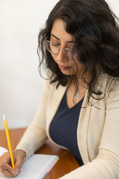Jovem Latina Trabalhando Com Óculos Cabelo Curto Escrevendo Com Lápis — Fotografia de Stock