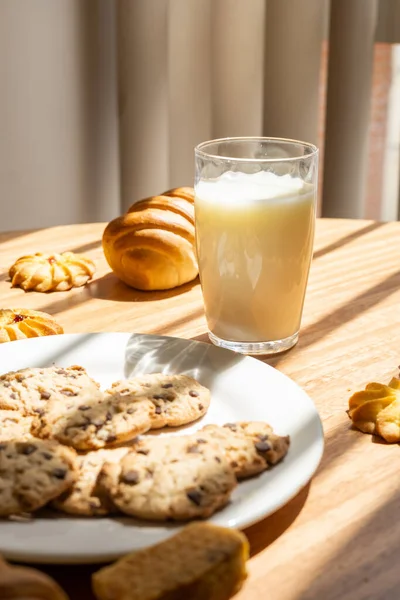 Tapete Einer Konditorei Mit Leckeren Keksen Einem Glas Milch Und — Stockfoto