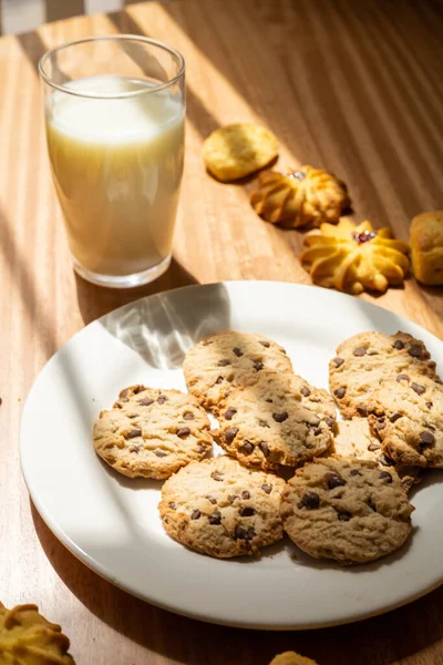 Details Restaurant Table Glass Milk Next Chocolate Chip Cookies Delicious — Stock Photo, Image