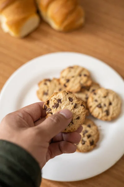 Essen Einer Schokolade Chip Cookie Süße Nahrung Studio Mit Brot — Stockfoto