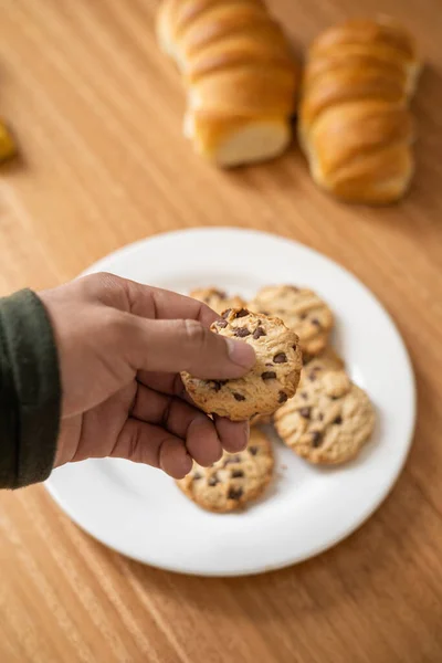 Рука Человека Домашним Шоколадным Печеньем Сладкая Еда Студия Хлебом Заднем — стоковое фото