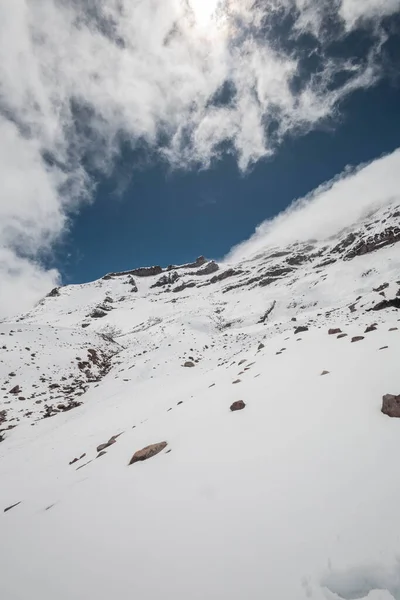 구름으로 뒤덮인 꼭대기의 아름다운 관광지 아름다운 — 스톡 사진