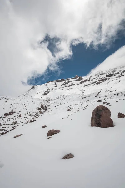 Cima Una Montaña Con Nieve Rocas Cielo Con Nubes Exterior — Foto de Stock