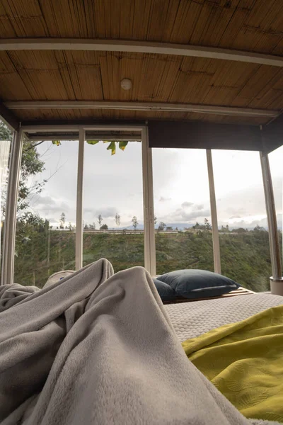 Lifestyle Schlafzimmer Innenraum Mit Einem Bett Mit Decken Und Großen — Stockfoto