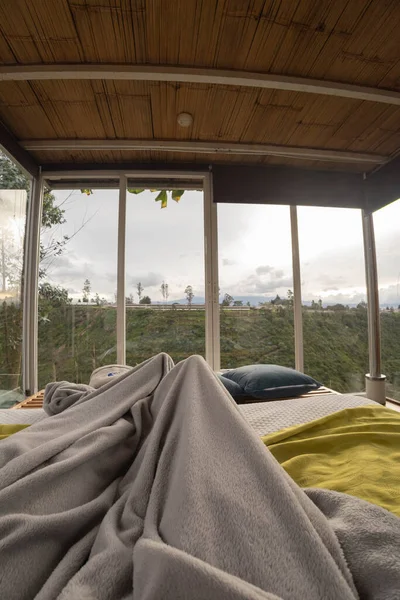 Hálószoba Belső Dekoráció Egy Ágy Takaróval Nagy Ablakok Növényekkel Háttérben — Stock Fotó