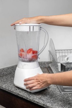 beyaz blender tasarımı, meyve suyu, modern ev aletleri, teknoloji ve içecek hazırlığı için harmanlama