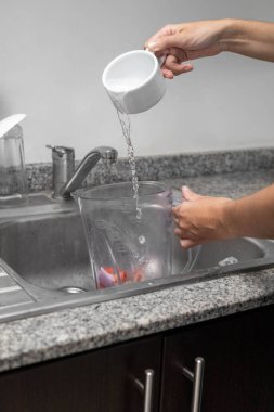 Mutfak lavabosu ve cam blender. Sos, mutfak ve ev yaşamını hazırlamak için bardağın ölçüsüyle su koydukları yer. Nesne.