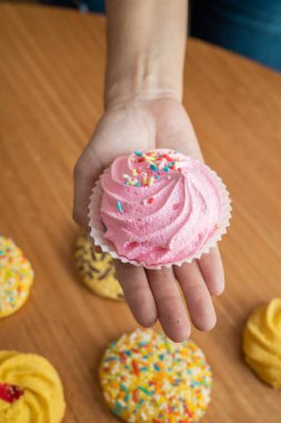 Renkli ve iştah açıcı geleneksel gurme tatlıları, stüdyoda tipik Latin Amerika yemekleri, duvar kağıdı gibi tatlılar, el yapımı detaylar.