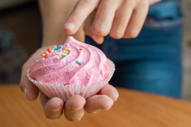 Bir insanın elinde nefis geleneksel gurme tatlıları, stüdyoda tipik Latin Amerika yemekleri, duvar kağıdı gibi tatlılar, dokular