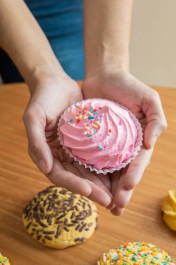 İştah açıcı ev yapımı kurabiyeler ve geleneksel tatlı, duvar kağıdı olarak tatlı yemek dekorasyonu, pastane ve fırın.