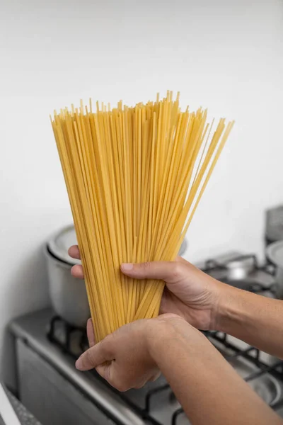 Mão Segurando Monte Macarrão Simples Cru Comida Tradicional Italiana Preparação — Fotografia de Stock