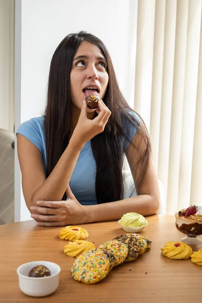 Mujer Latina Joven Con Pelo Largo Comiendo Relajándose Disfrutando Postre —  Fotos de Stock