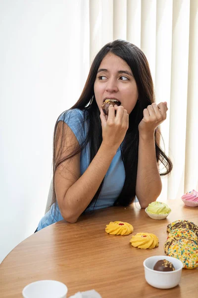 Äta Söt Ung Latinamerikansk Kvinna Med Långt Hår Njuta Choklad — Stockfoto