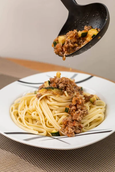 Servindo Carne Cozida Espaguete Com Uma Colher Deliciosa Refeição Pronta — Fotografia de Stock